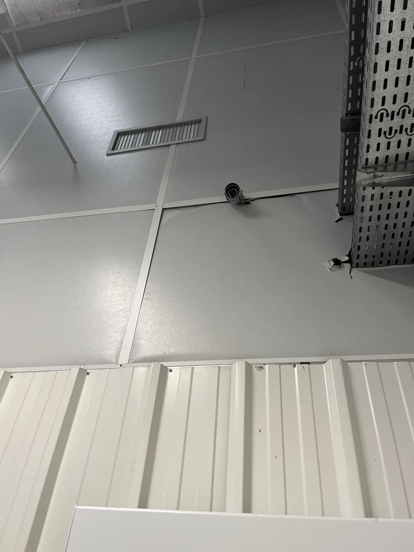 Box de stockage ouvert avec cadenas