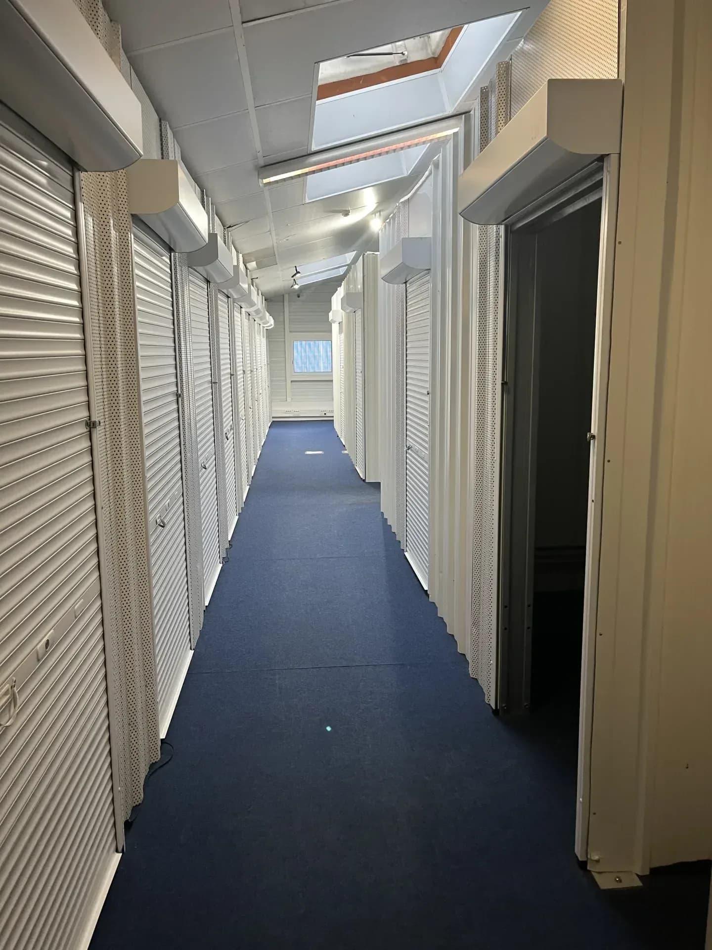 Couloir de boxes sécurisés