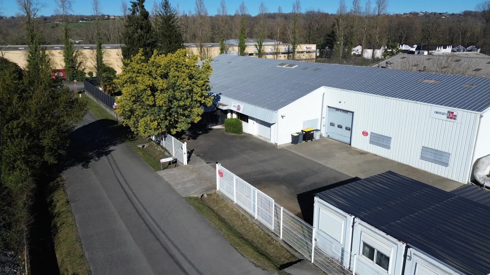 Vue aérienne du centre de stockage Espaces+ près de Pau